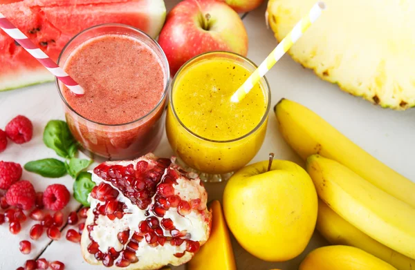 Färska ekologiska röda och gula smoothie med äpple, vattenmelon, po — Stockfoto