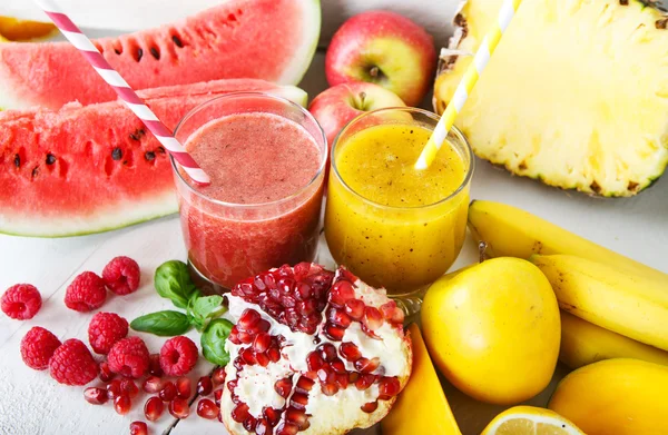 Färska ekologiska röda och gula smoothie med äpple, vattenmelon, po — Stockfoto