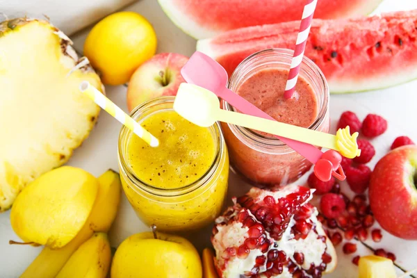 Färska ekologiska röda och gula smoothie med äpple, vattenmelon, po — Stockfoto