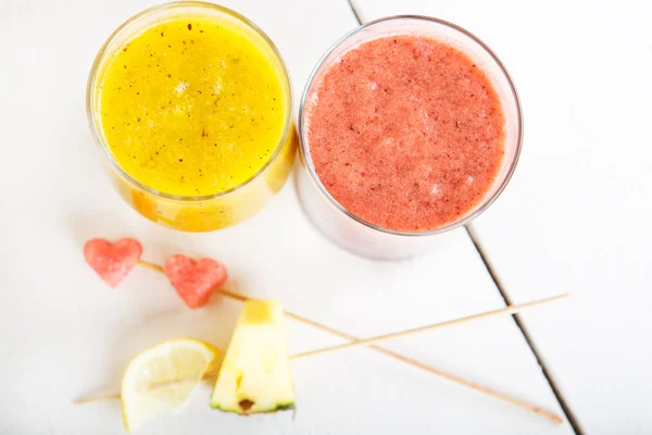 Verse biologische rode en gele smoothie met apple, watermeloen, po — Stockfoto