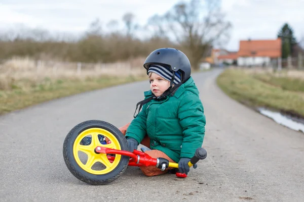 Adorable niño pequeño triste por su bicicleta rota, sittin — Foto de Stock