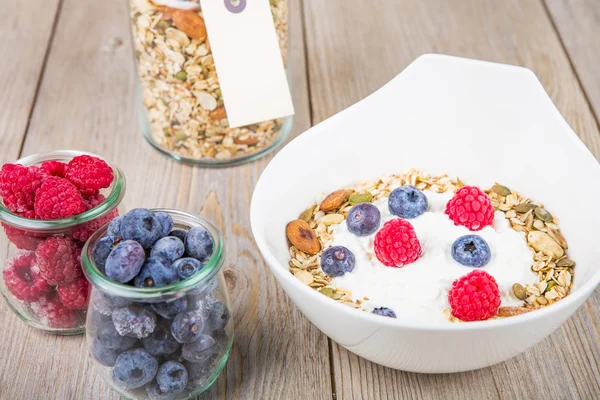Fresh yoghurt with home made cereals and muesli, fresh raspberry — Stock Photo, Image