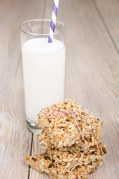 Cereali di granola fatti in casa barrette e bicchiere di latte come brea sano — Foto Stock