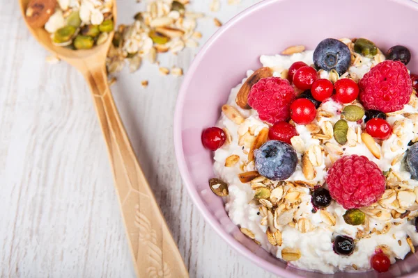 用自制的谷物和牛奶什锦早餐、 新鲜树莓的新鲜酸奶 — 图库照片