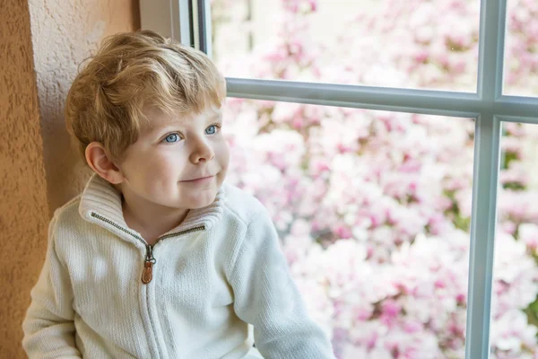 Adorable garçon tout-petit regardant par la fenêtre — Photo