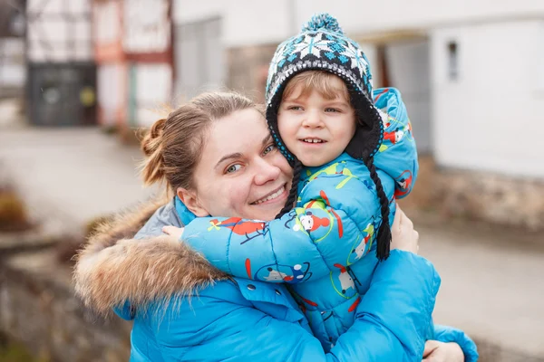 Adorable caucasian little boy and mother hugging on bridge, outd — Stock Photo, Image