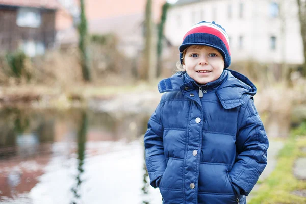 Retrato de bonito caucasiano criança menino em roupas quentes no frio d — Fotografia de Stock