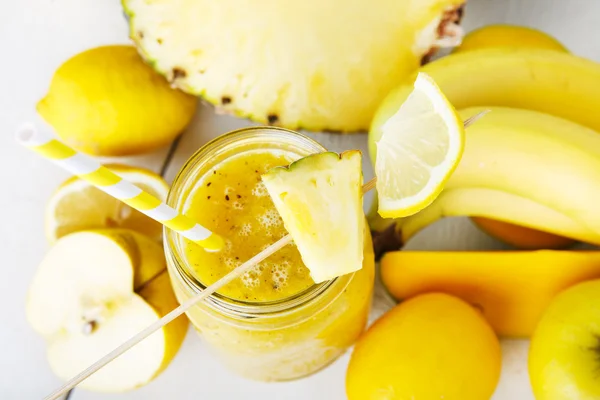 Φρέσκα βιολογικά κίτρινο smoothie με μπανάνα, μήλο, μάνγκο, αχλάδι, p — Φωτογραφία Αρχείου