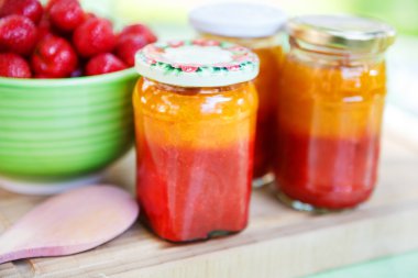 ev yapımı çilek farklı kavanoz ve taze olgunlaşmış strawbe