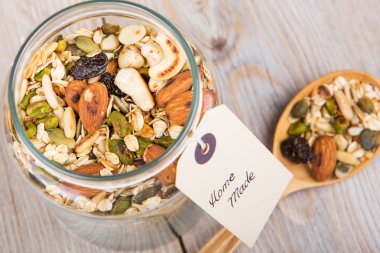 farklı fındık ve yulaf ile ev yapımı granola