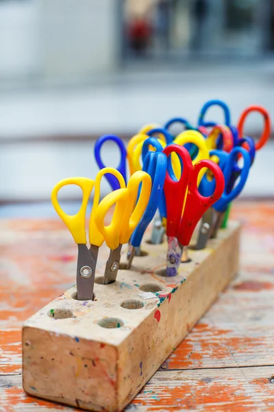 Tijeras coloridas para niños para hacer arte, primer plano . —  Fotos de Stock