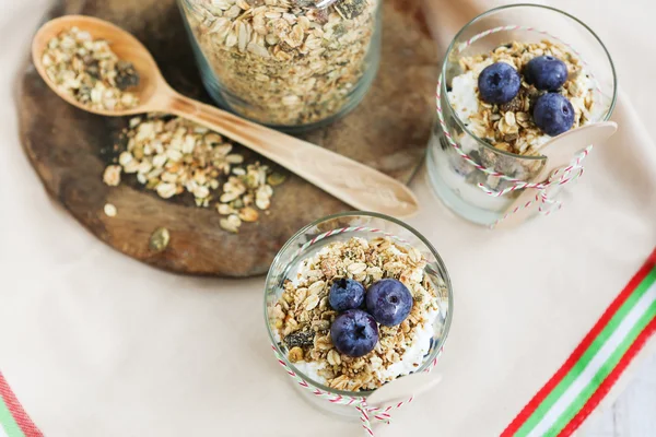 Healthy food: Homemade fresh yogurt with  blueberries and muesli — Stock Photo, Image