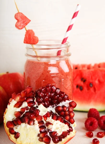 Färska ekologiska röda smoothie med äpple, vattenmelon, granatäpple, — Stockfoto