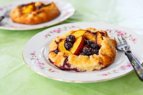 Torta rotonda appena sfornata con mirtillo e pesca — Foto Stock