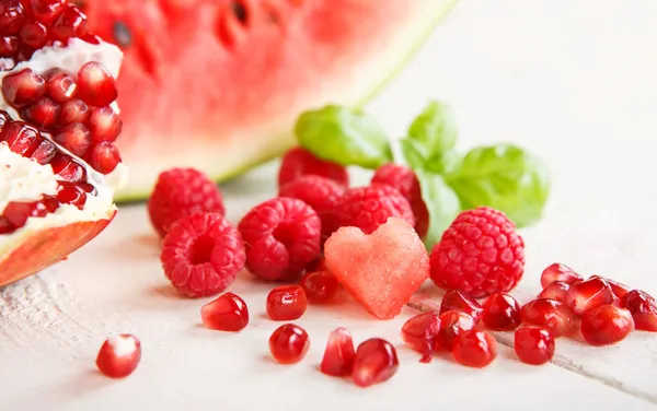 Färska ekologiska frukter och bär: rapsberyy, vattenmelon, pomegran — Stockfoto