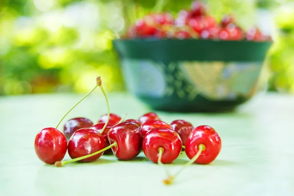 Färska mogna ekologiska röda körsbär i sommarträdgård — Stockfoto