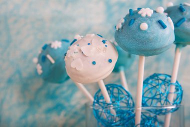 Düğün pastası açılır ve yumuşak beyaz mavi.