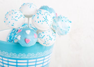 Düğün pastası açılır ve yumuşak beyaz mavi.