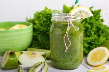 elma, salatalık salatası, pineap ile taze organik yeşil smoothie
