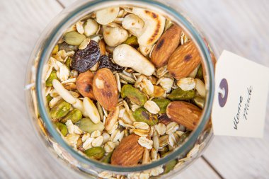 farklı fındık ve yulaf ile ev yapımı granola