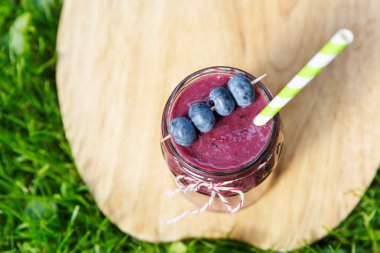 farklı meyveler ile taze yüzlü içecek olarak sağlıklı bir kahvaltı
