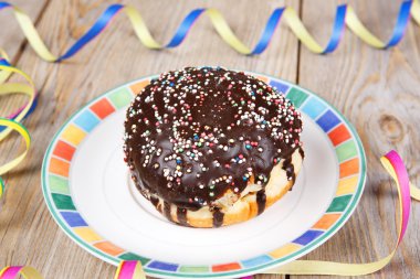 Karnaval dekorasyonu ile çikolata ve Hindistan cevizi çörek.