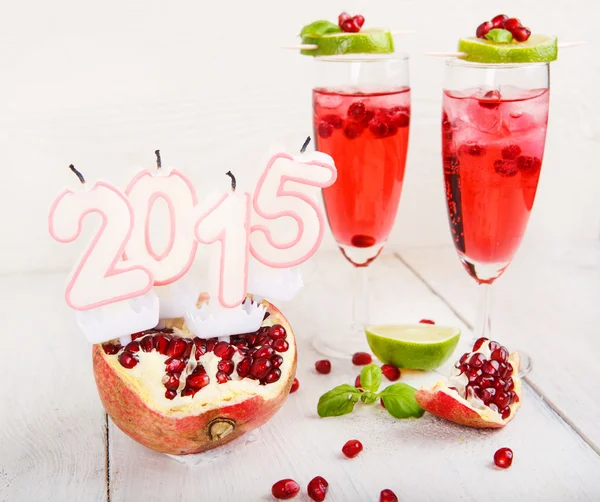 Zwei Gläser mit rotem Pompon-Champagner, Limette und Minze. — Stockfoto