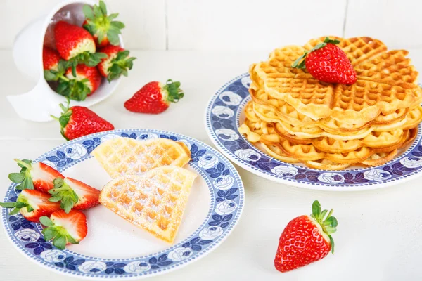 Gaufre fraîche au four dorée et croustillante garnie de fraises au fouet — Photo