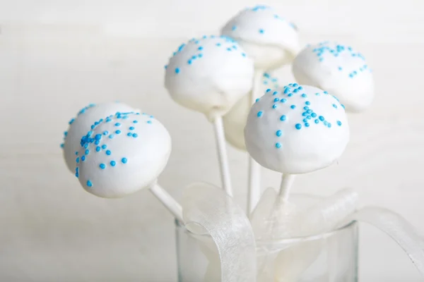 Gâteau de mariage apparaît en blanc et bleu doux . — Photo