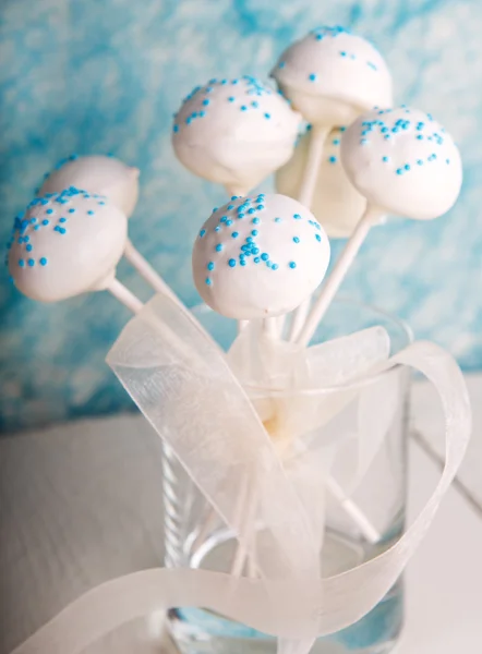 Hochzeitstorte knallt in Weiß und sanftem Blau. — Stockfoto