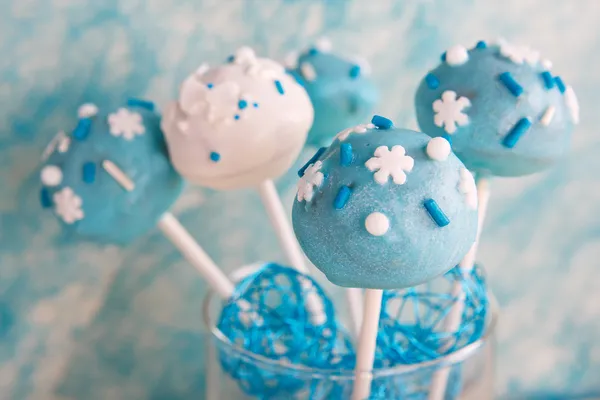 白と柔らかい青でウエディング ケーキ ポップス. — ストック写真
