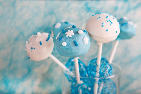 Gâteau de mariage apparaît en blanc et bleu doux . — Photo