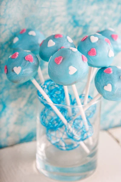 웨딩 케이크 흰색과 부드러운 파란색 팝. — 스톡 사진