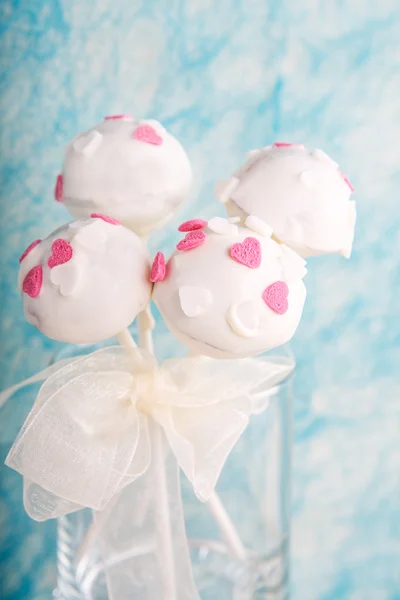 Gâteau de mariage apparaît en blanc et bleu doux . — Photo