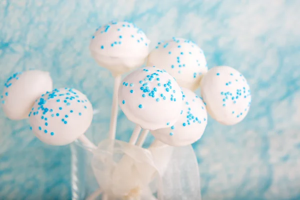 Bolo de casamento aparece em branco e azul macio . — Fotografia de Stock