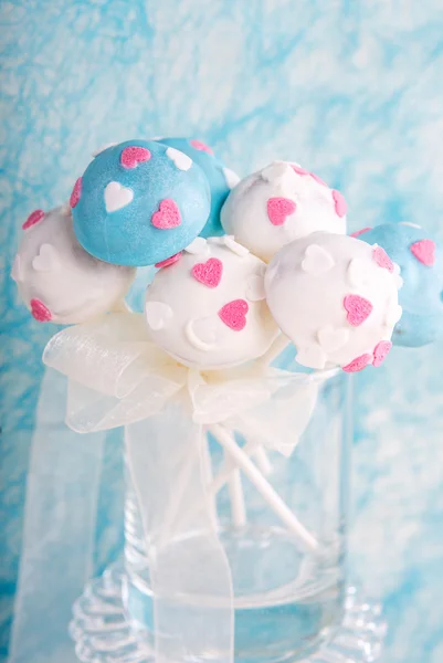 웨딩 케이크 흰색과 부드러운 파란색 팝. — 스톡 사진