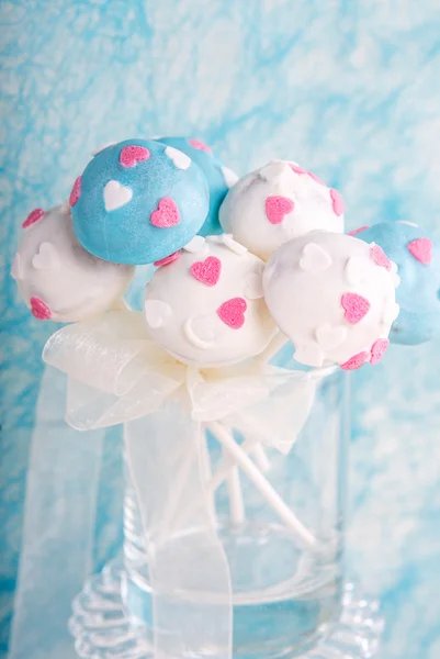 Bolo de casamento aparece em branco e azul macio . — Fotografia de Stock