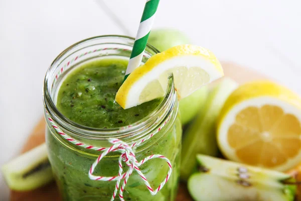 elma, salatalık salatası, pineap ile taze organik yeşil smoothie