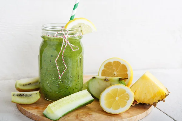 Frullato verde biologico fresco con insalata, mela, cetriolo, ananas — Foto Stock