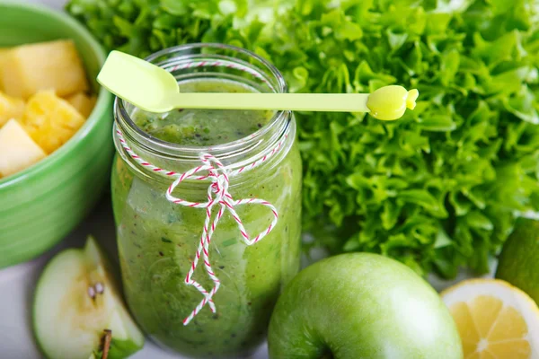 Batido verde orgánico fresco con ensalada, manzana, pepino, piña — Foto de Stock