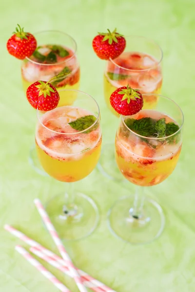 Zomer cocktail met champagne, pepermunt en verse strawberrie — Stockfoto