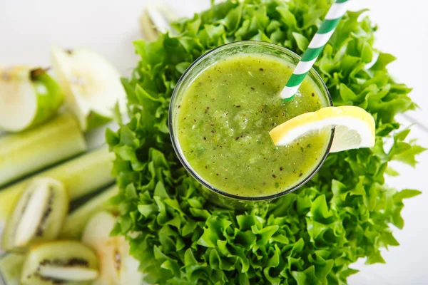 Frischer grüner Bio-Smoothie mit Salat, Apfel, Gurke, Ananas — Stockfoto