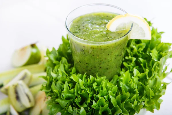 Färska ekologiska gröna smoothie med äpple, gurka, sallad, pineap — Stockfoto