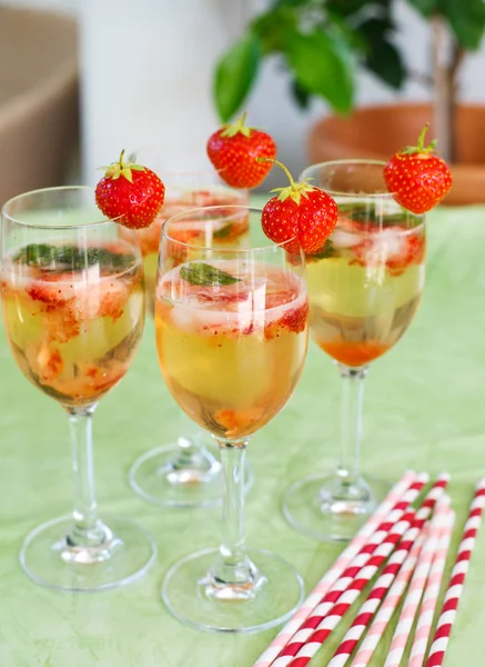 Летний коктейль с шампанским, мятой и свежей клубникой — стоковое фото