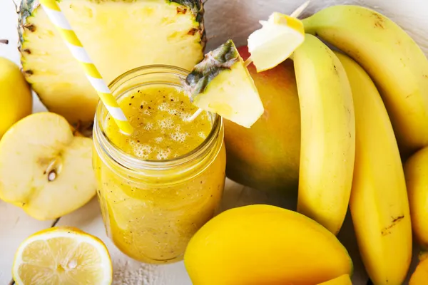 Frischer gelber Bio-Smoothie mit Banane, Apfel, Mango, Birne, — Stockfoto