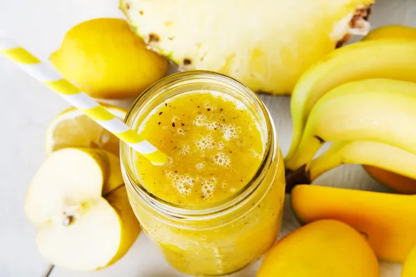 Batido amarillo orgánico fresco con plátano, manzana, mango, pera, p —  Fotos de Stock