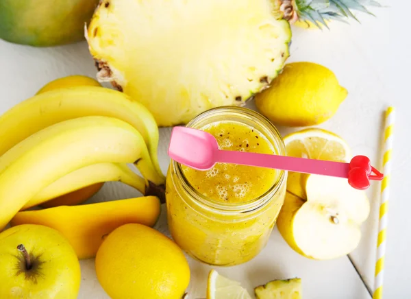 Färska ekologiska gul smoothie med banan, äpple, mango, päron, p — Stockfoto