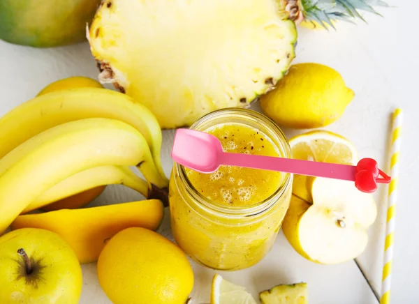 Batido amarillo orgánico fresco con plátano, manzana, mango, pera, p — Foto de Stock