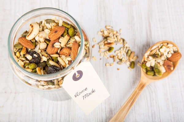 Granola fatta in casa con diverse noci e avena — Foto Stock