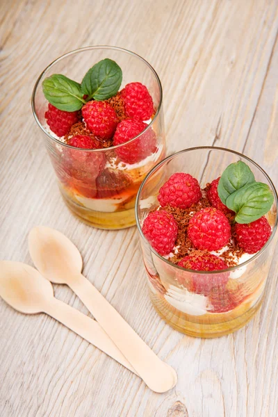 Fresh raspberry dessert with biscuit — Stock Photo, Image